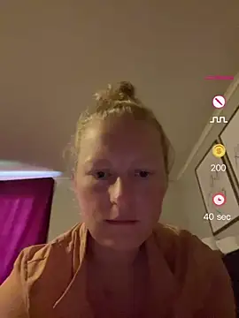 Snapshot of Girlnina-1995 chatting on June 15, 4:28 pm Girlnina-1995 online show from June 15, 4:28 pm