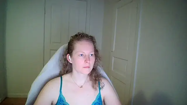Snapshot of Girlnina-1995 chatting on April 22, 6:31 am Girlnina-1995 online show from April 22, 6:31 am