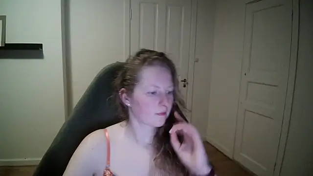 Snapshot of Girlnina-1995 chatting on March 19, 7:06 pm Girlnina-1995 online show from March 19, 7:06 pm