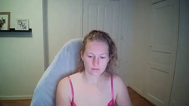 Snapshot of Girlnina-1995 chatting on September 22, 9:48 am Girlnina-1995 online show from September 22, 9:48 am
