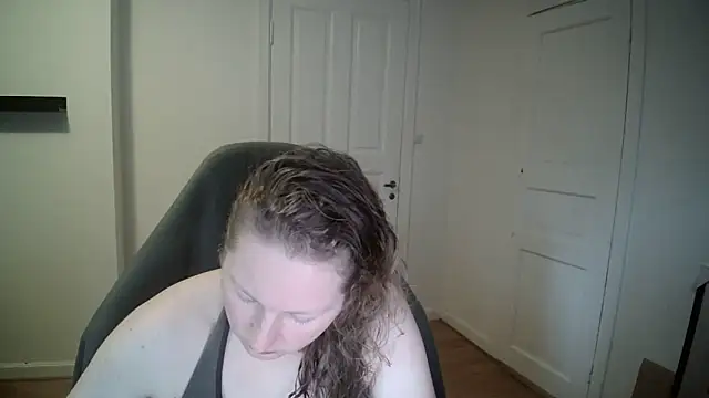 Snapshot of Girlnina-1995 chatting on February 11, 11:20 am Girlnina-1995 online show from February 11, 11:20 am