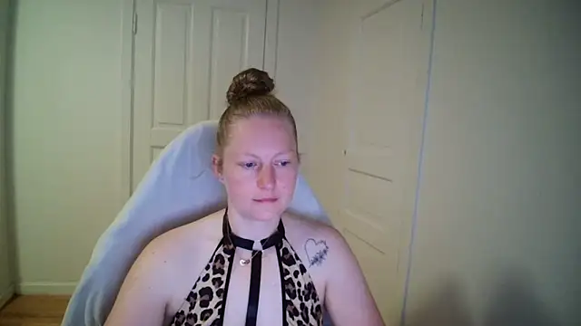 Snapshot of Girlnina-1995 chatting on May 19, 5:03 am Girlnina-1995 online show from May 19, 5:03 am