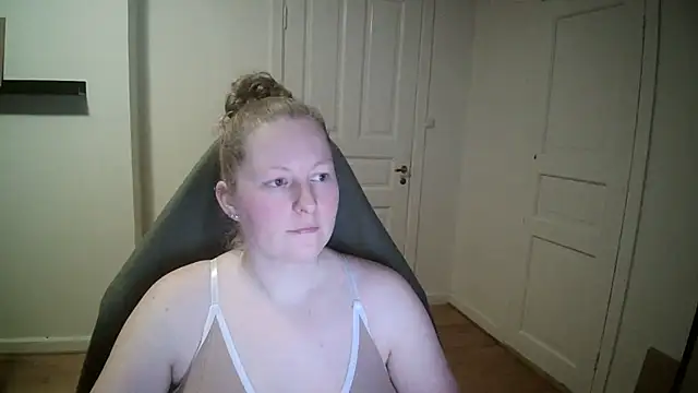 Snapshot of Girlnina-1995 chatting on February 5, 5:09 pm Girlnina-1995 online show from February 5, 5:09 pm