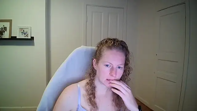 Snapshot of Girlnina-1995 chatting on October 6, 6:58 am Girlnina-1995 online show from October 6, 6:58 am