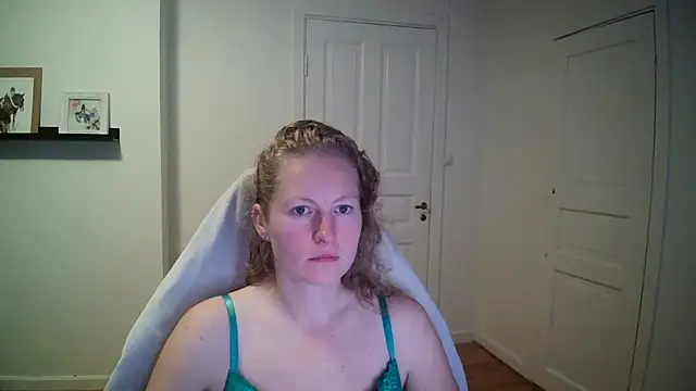 Snapshot of Girlnina-1995 chatting on September 18, 7:44 am Girlnina-1995 online show from September 18, 7:44 am