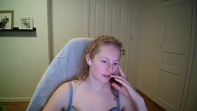 Snapshot of Girlnina-1995 chatting on October 14, 11:00 am Girlnina-1995 online show from October 14, 11:00 am