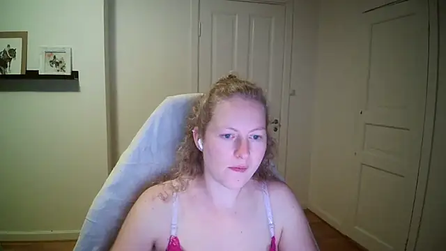 Snapshot of Girlnina-1995 chatting on October 13, 8:21 pm Girlnina-1995 online show from October 13, 8:21 pm