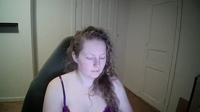 Snapshot of Girlnina-1995 chatting on February 20, 7:52 pm Girlnina-1995 online show from February 20, 7:52 pm