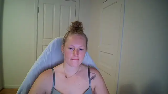 Snapshot of Girlnina-1995 chatting on July 14, 6:07 am Girlnina-1995 online show from July 14, 6:07 am