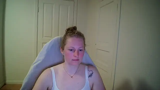 Snapshot of Girlnina-1995 chatting on April 21, 6:14 pm Girlnina-1995 online show from April 21, 6:14 pm