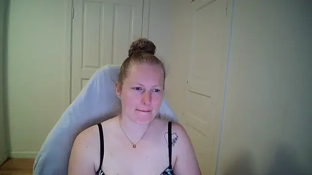 Snapshot of Girlnina-1995 chatting on May 18, 8:30 am Girlnina-1995 online show from May 18, 8:30 am