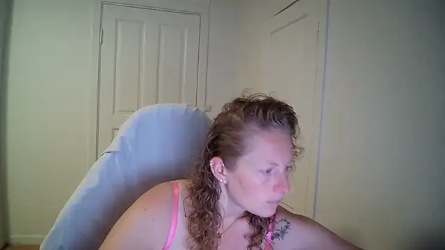 Snapshot of Girlnina-1995 chatting on July 15, 8:21 am Girlnina-1995 online show from July 15, 8:21 am