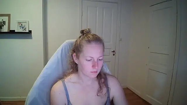 Snapshot of Girlnina-1995 chatting on September 30, 9:04 am Girlnina-1995 online show from September 30, 9:04 am