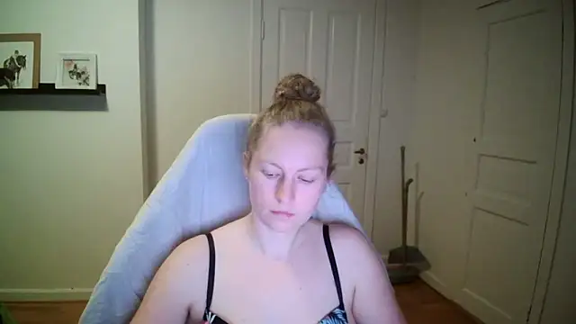 Snapshot of Girlnina-1995 chatting on October 16, 7:44 pm Girlnina-1995 online show from October 16, 7:44 pm