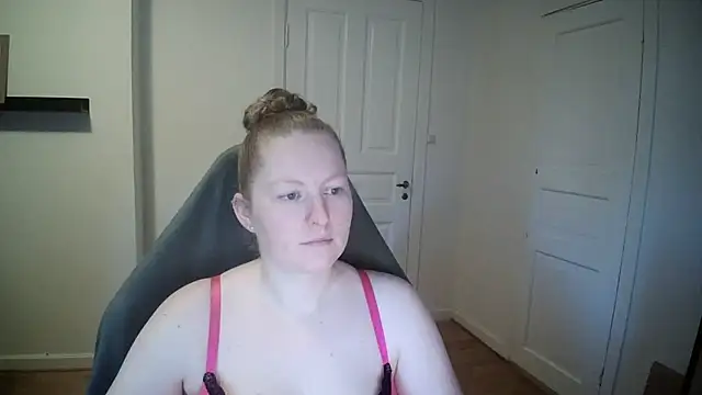 Snapshot of Girlnina-1995 chatting on February 6, 10:14 am Girlnina-1995 online show from February 6, 10:14 am