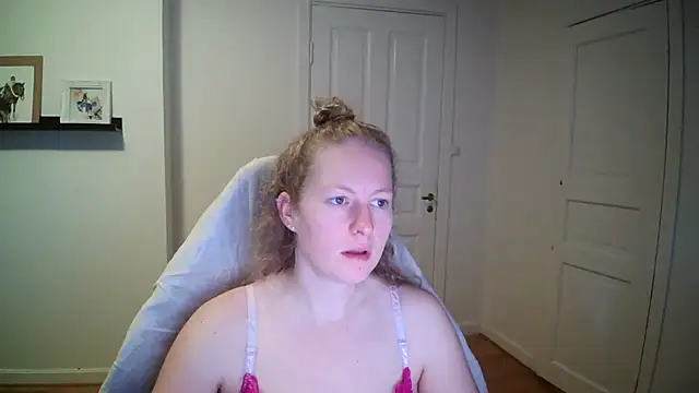 Snapshot of Girlnina-1995 chatting on October 13, 7:10 am Girlnina-1995 online show from October 13, 7:10 am