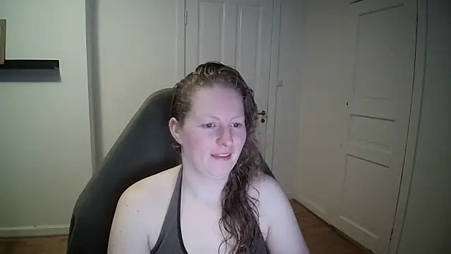 Snapshot of Girlnina-1995 chatting on March 17, 8:40 am Girlnina-1995 online show from March 17, 8:40 am