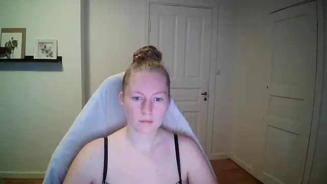 Snapshot of Girlnina-1995 chatting on October 16, 7:38 am Girlnina-1995 online show from October 16, 7:38 am