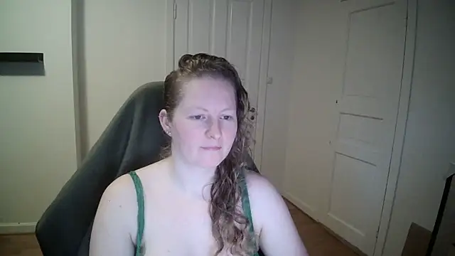 Snapshot of Girlnina-1995 chatting on February 10, 9:25 am Girlnina-1995 online show from February 10, 9:25 am