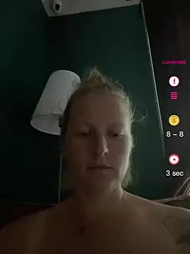Snapshot of Girlnina-1995 chatting on June 24, 6:50 pm Girlnina-1995 online show from June 24, 6:50 pm