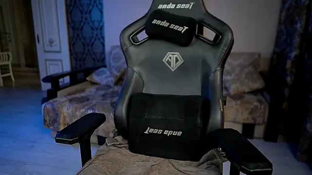 Snapshot of mike0xx chatting on December 15, 9:48 am mike0xx online show from December 15, 9:48 am