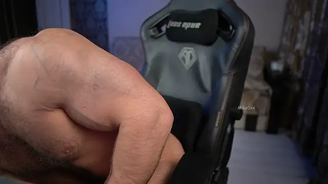 Snapshot of mike0xx chatting on December 2, 4:36 am mike0xx online show from December 2, 4:36 am