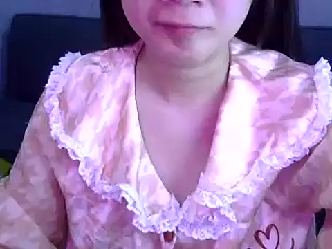 Snapshot of Bee_2k chatting on June 18, 4:22 am Bee 2k online show from June 18, 4:22 am