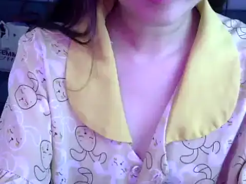 Snapshot of Bee_2k chatting on July 3, 4:30 am Bee 2k online show from July 3, 4:30 am