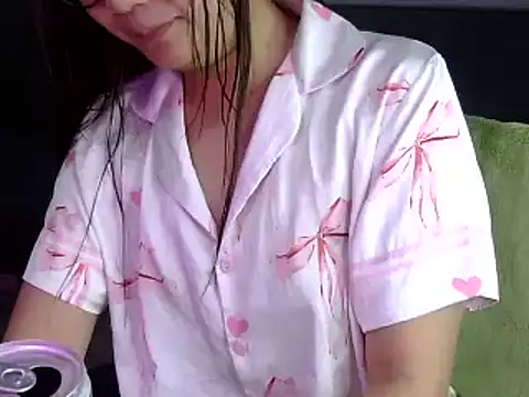 Snapshot of Bee_2k chatting on October 31, 4:42 am Bee 2k online show from October 31, 4:42 am