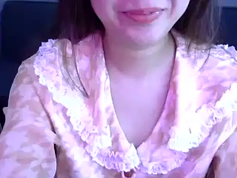 Snapshot of Bee_2k chatting on June 5, 4:28 am Bee 2k online show from June 5, 4:28 am