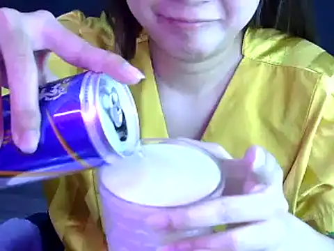 Snapshot of Bee_2k chatting on October 25, 4:44 am Bee 2k online show from October 25, 4:44 am