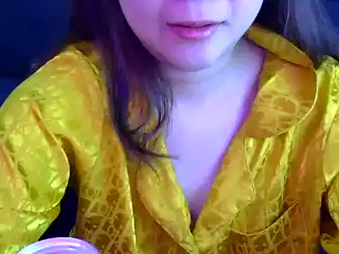 Snapshot of Bee_2k chatting on June 10, 4:35 am Bee 2k online show from June 10, 4:35 am