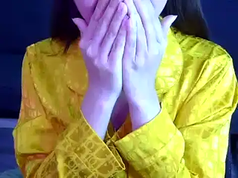 Snapshot of Bee_2k chatting on November 15, 4:49 am Bee 2k online show from November 15, 4:49 am