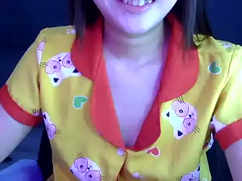 Snapshot of Bee_2k chatting on October 24, 4:33 am Bee 2k online show from October 24, 4:33 am