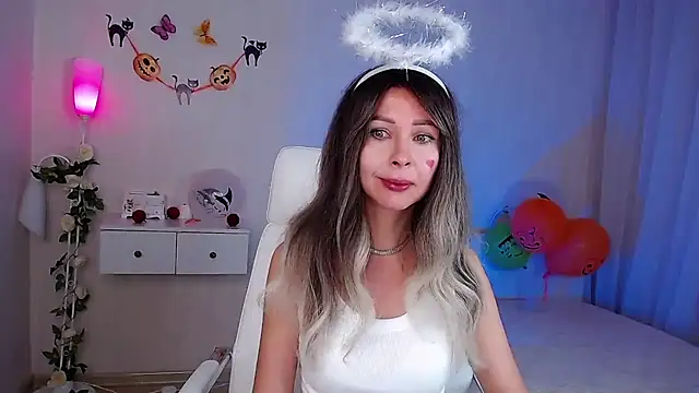 Snapshot of wendifoste chatting on October 31, 8:05 pm wendifoste online show from October 31, 8:05 pm