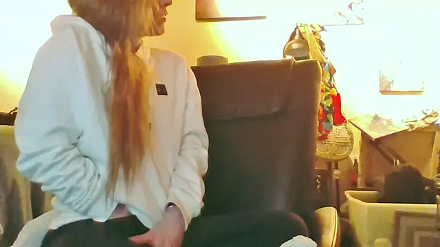 eatmeplease44 online show from October 18, 5:20 am