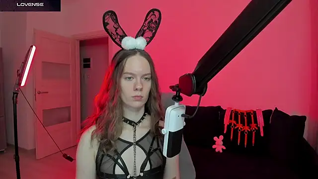 DivineBite online show from March 3, 5:31 pm