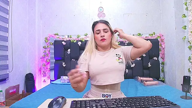  carolina fox online show from September 18, 3:09 am