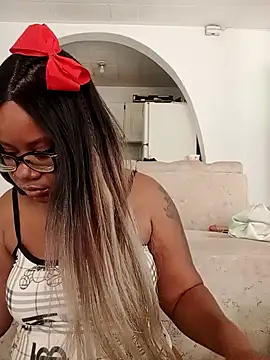 EmilyyRosee  online show from April 15, 6:45 pm