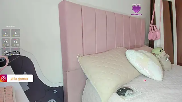 Snapshot of whitneyhot chatting on December 16, 11:58 am whitneyhot online show from December 16, 11:58 am