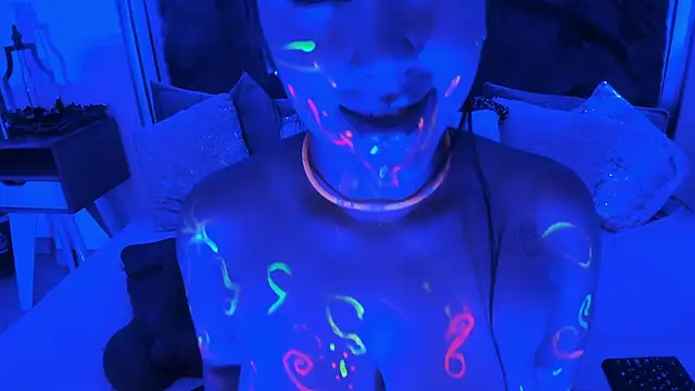 Karlagonzales  online show from April 16, 9:39 pm