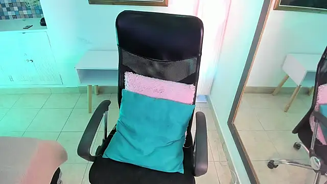 Karlagonzales  online show from December 4, 10:14 am