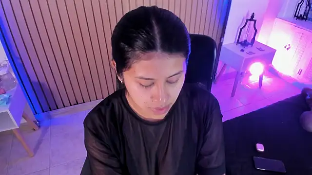Karlagonzales  online show from June 24, 12:04 pm