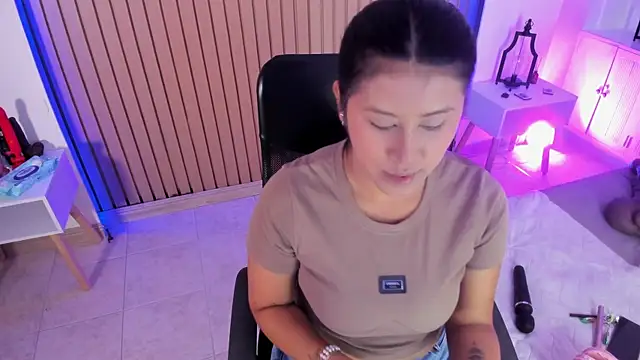 Karlagonzales  online show from June 20, 7:19 pm