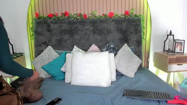 Karlagonzales  online show from March 13, 6:35 pm