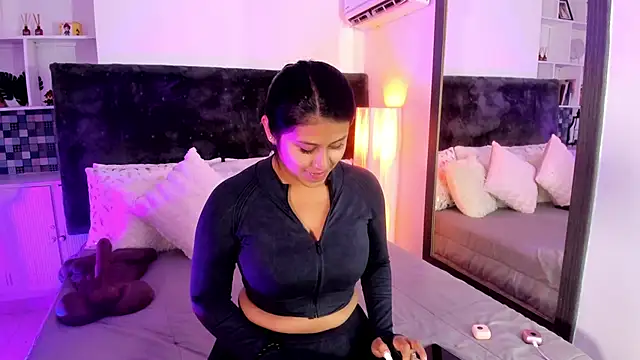 Karlagonzales  online show from June 4, 6:45 pm