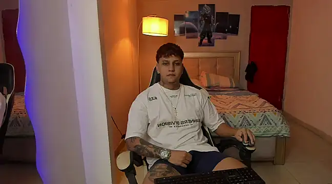 Snapshot of Jake_simons chatting on January 15, 3:11 am Jake simons online show from January 15, 3:11 am