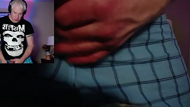 Snapshot of Snarfle82 chatting on November 22, 9:13 pm Snarfle82 online show from November 22, 9:13 pm