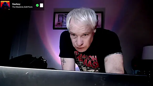 Snapshot of Snarfle82 chatting on November 6, 5:39 pm Snarfle82 online show from November 6, 5:39 pm