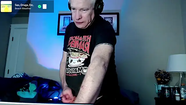 Snapshot of Snarfle82 chatting on November 7, 9:08 pm Snarfle82 online show from November 7, 9:08 pm